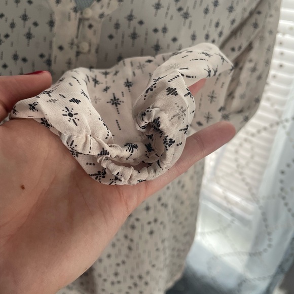 Maurice’s Cream Patterned V-Neck Top - Picture 3 of 5